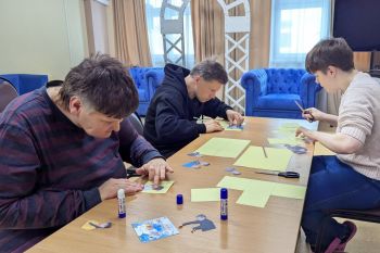 Стенд в форме автобуса: как участники кружка «Журналисты» воплотили творческую идею